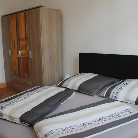 Alt-berliner Schwanenhof Eg Rechts *