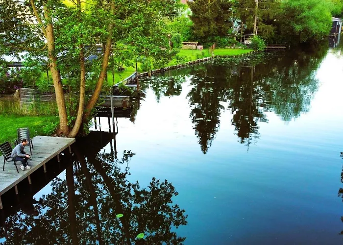 Alt-berliner Schwanenhof Eg Rechts Lychen